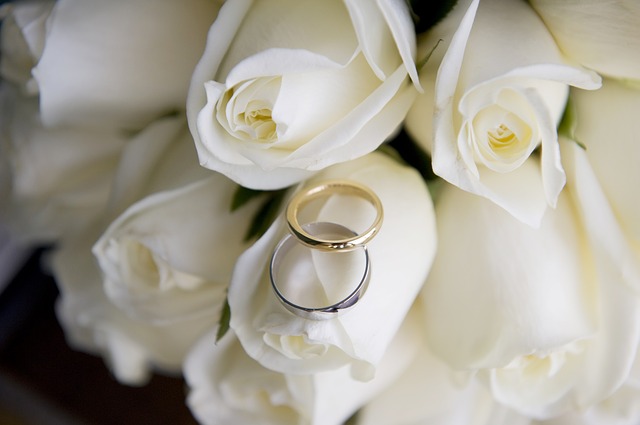 bílé růže, svatební prsteny