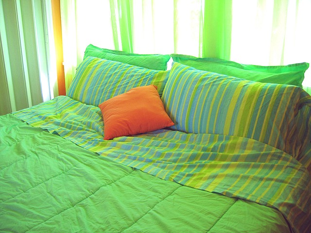barevné povlečení na posteli